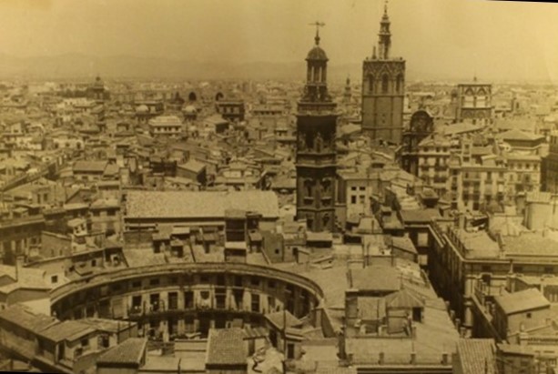 Descubre uno de los espacios urbanos mas caracteristicos de València: su historia, su construcción y desarrollo, su vida pasada y actual
